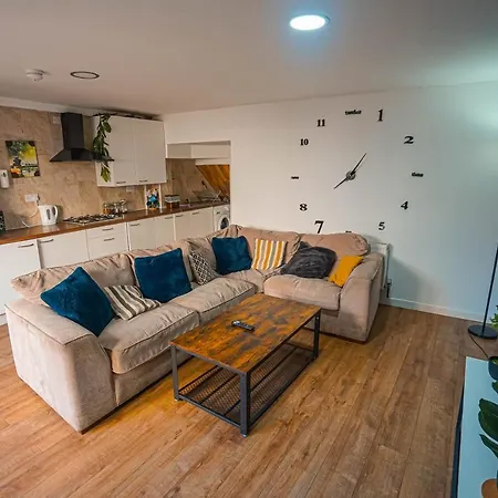 Private And Spacious 2 Bedroom House - Free Parking! Кардифф Экстерьер фото