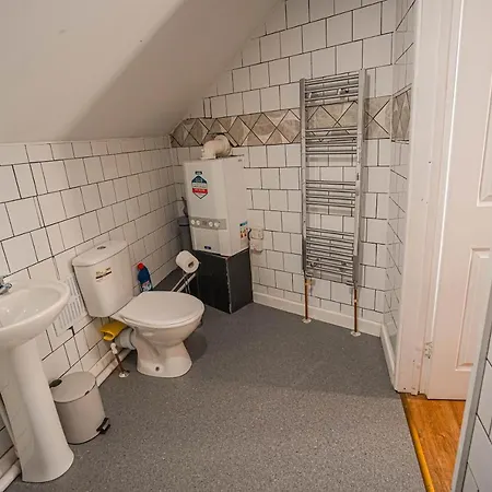 Private And Spacious 2 Bedroom House - Free Parking! Кардифф Экстерьер фото
