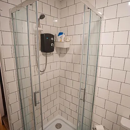 Private And Spacious 2 Bedroom House - Free Parking! Кардифф Экстерьер фото