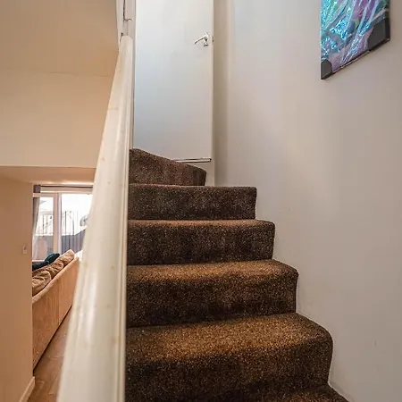 Private And Spacious 2 Bedroom House - Free Parking! Кардифф Экстерьер фото