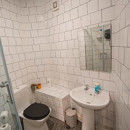 Private And Spacious 2 Bedroom House - Free Parking! Кардифф Экстерьер фото