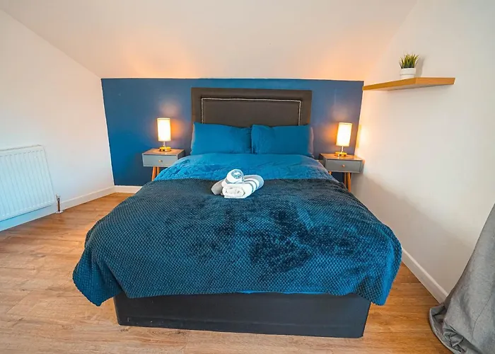 Private And Spacious 2 Bedroom House - Free Parking!