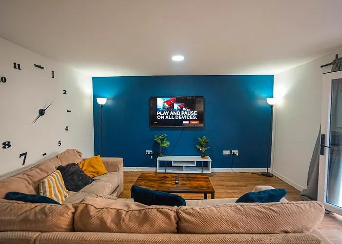 Private And Spacious 2 Bedroom House - Free Parking!