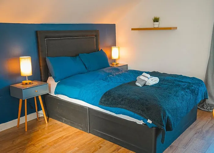 Private And Spacious 2 Bedroom House - Free Parking!